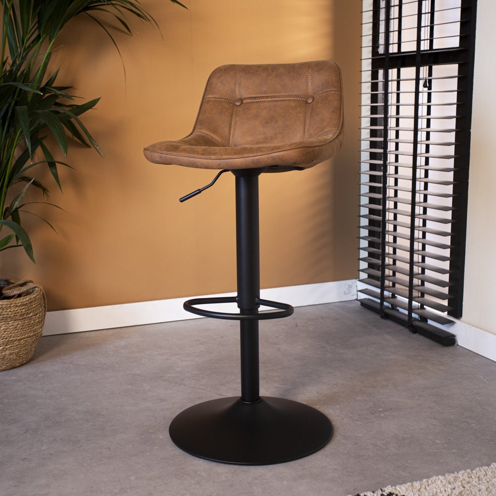 Sgabello da bar Keston Dimehouse Cognac LxPxH 82x52x39 Microfibra Foto atmosferica diagonale vista frontale