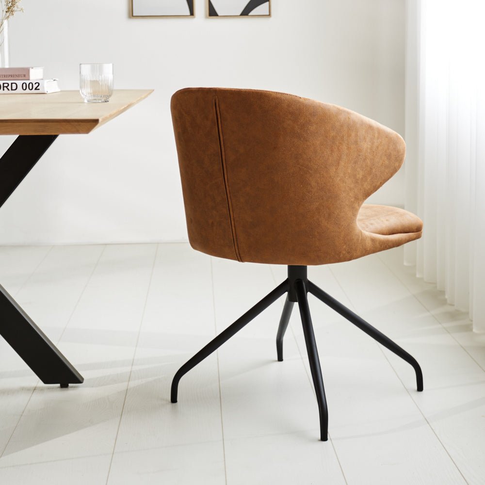 Sedia per sala da pranzo Eloi Dimehouse Cognac LxPxH 58x58x54 Tessuto Foto atmosferica diagonale vista posteriore