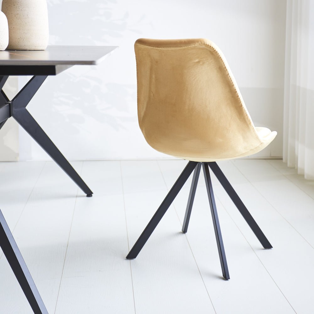 Sedia per sala da pranzo Jace Dimehouse Beige LxPxA 70x58x53 Tessuto Foto atmosferica diagonale vista posteriore