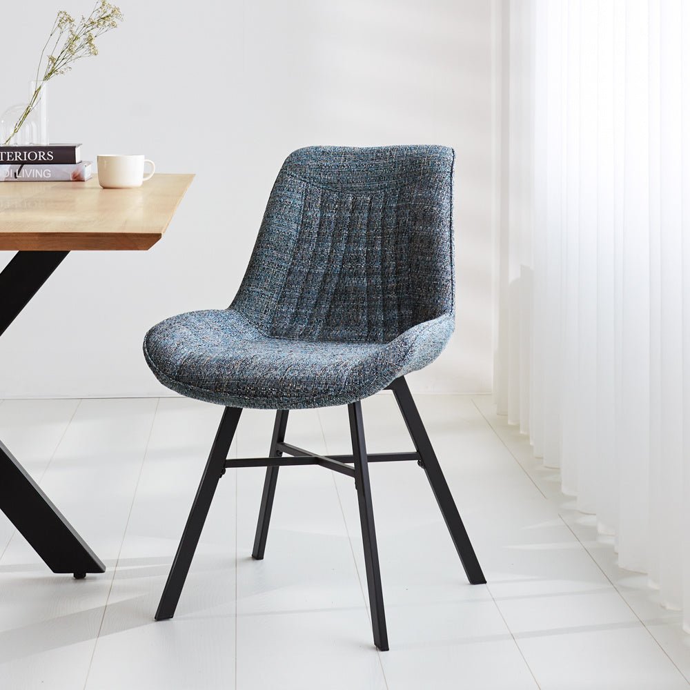 Sedia per sala da pranzo Jada Chenille Dimehouse Blu LxPxH 79x57x53 Tessuto Foto atmosferica vista frontale diagonale