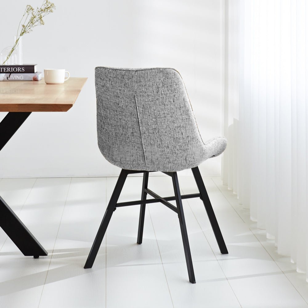 Sedia per sala da pranzo Jada Dimehouse Grigio LxPxH 79x57x53 Tessuto Foto atmosferica diagonale vista posteriore