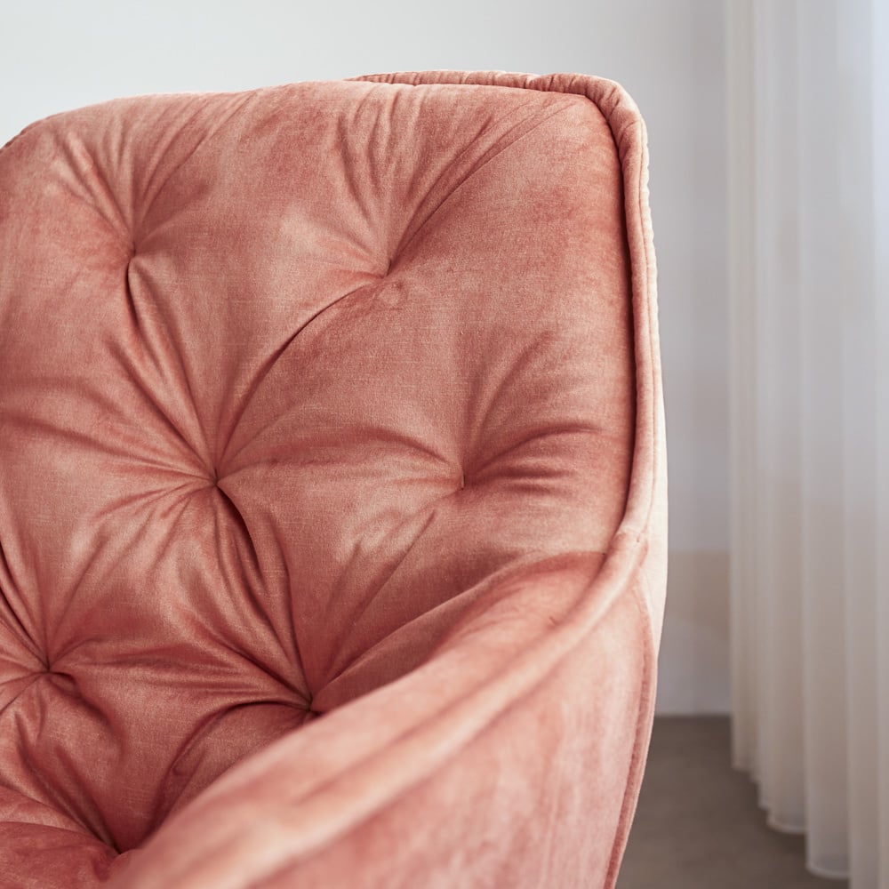 Sedia per sala da pranzo Audrey Dimehouse Tessuto rosa LxLxH 71x68x49 Dettaglio fotografico atmosferico