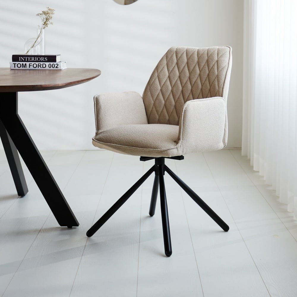 Sedia per sala da pranzo Novan bouclé Dimehouse Beige LxPxA 67x59x57 Tessuto Foto atmosferica vista frontale diagonale