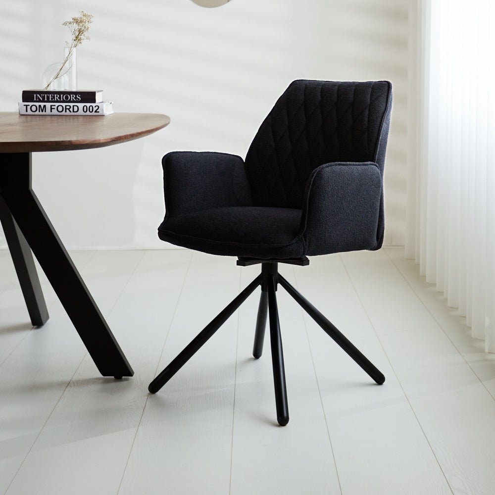 Sedia per sala da pranzo Novan bouclé Dimehouse Nero LxPxA 67x59x57 Tessuto Foto atmosferica vista frontale diagonale