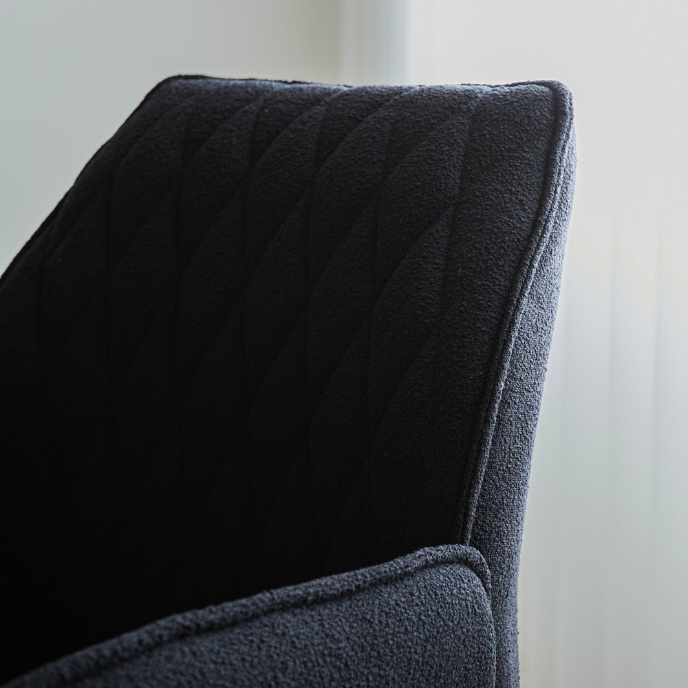 Sedia per sala da pranzo Novan bouclé Dimehouse Nero LxPxH 67x59x57 Tessuto Dettaglio fotografico atmosferico