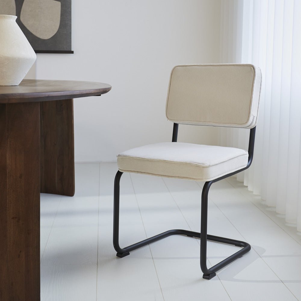 Sedia per sala da pranzo Remo in tessuto cannettato Dimehouse Beige LxWxH 56x55x52 Tessuto a coste Foto atmosferica vista frontale diagonale