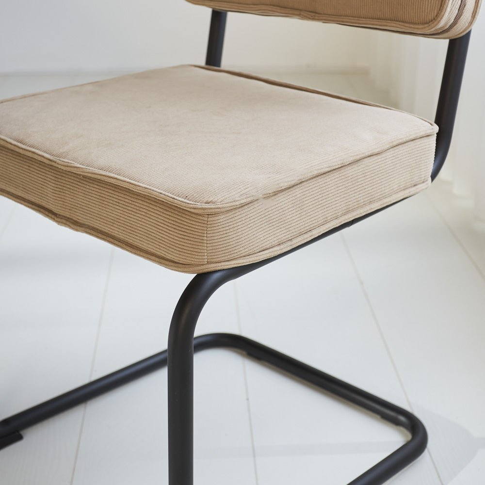 Sedia per sala da pranzo Remo in tessuto cannettato Dimehouse Marrone LxPxH 56x55x51 Tessuto a coste Dettaglio fotografico atmosferico