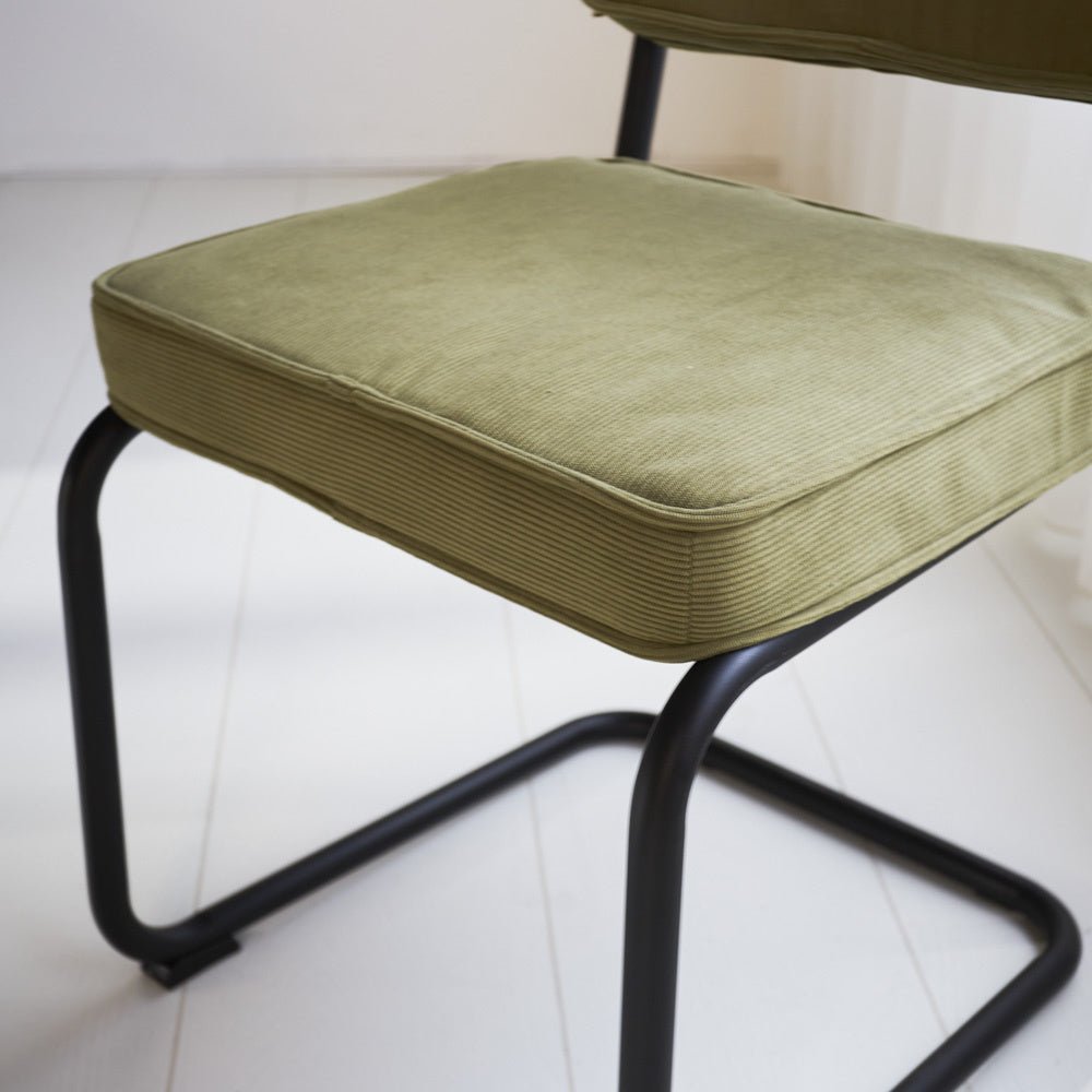 Sedia per sala da pranzo Remo in tessuto cannettato Dimehouse Verde LxPxH 56x55x52 Tessuto a coste Dettaglio fotografico atmosferico