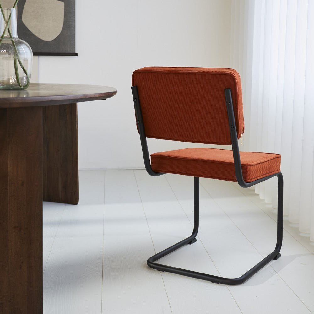 Sedia per sala da pranzo Remo in tessuto cannettato Dimehouse Ruggine LxPxH 56x55x52 Tessuto a coste Foto atmosferica vista diagonale dal retro