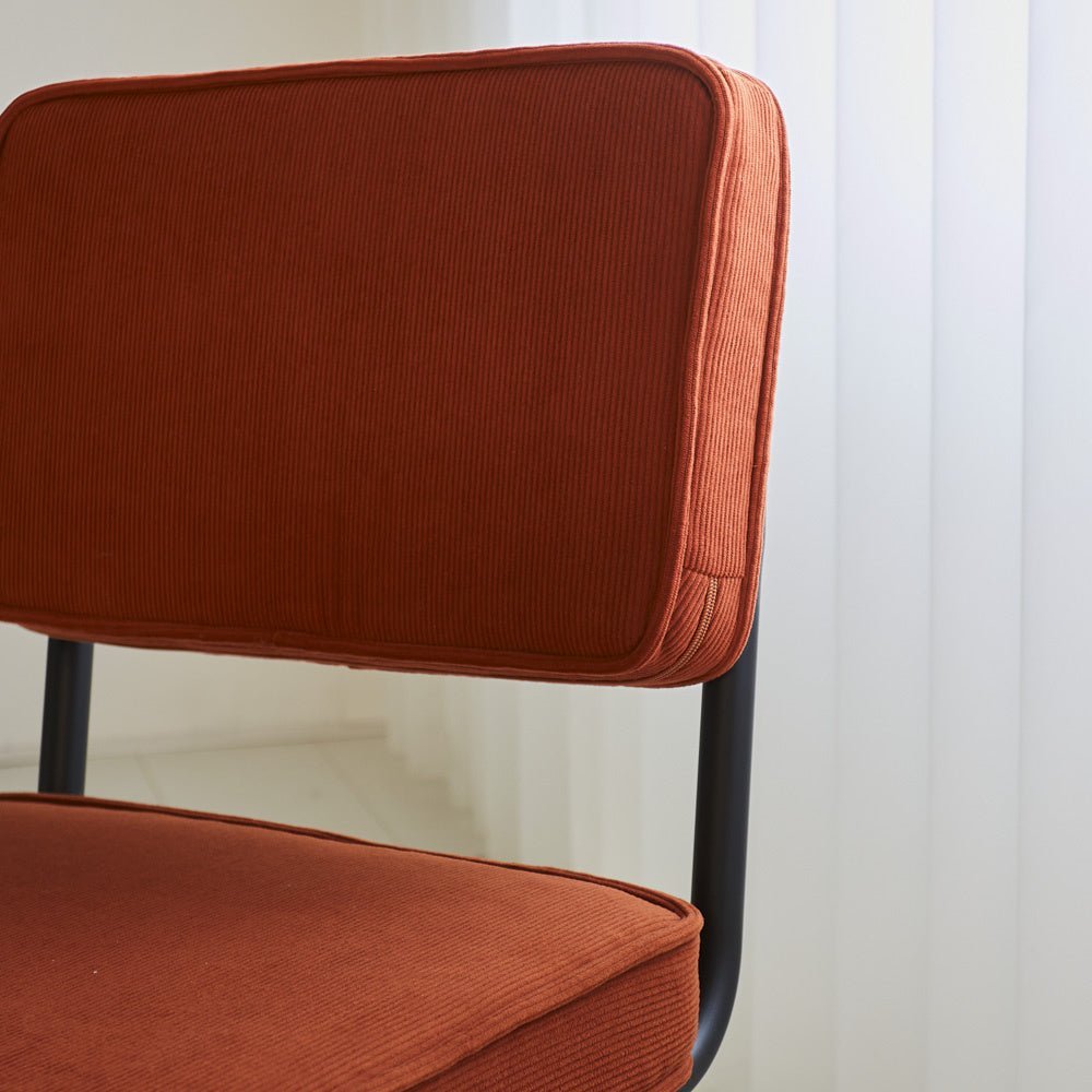 Sedia per sala da pranzo Remo in tessuto cannettato Dimehouse Ruggine LxPxH 56x55x52 Tessuto a coste Dettaglio fotografico atmosferico