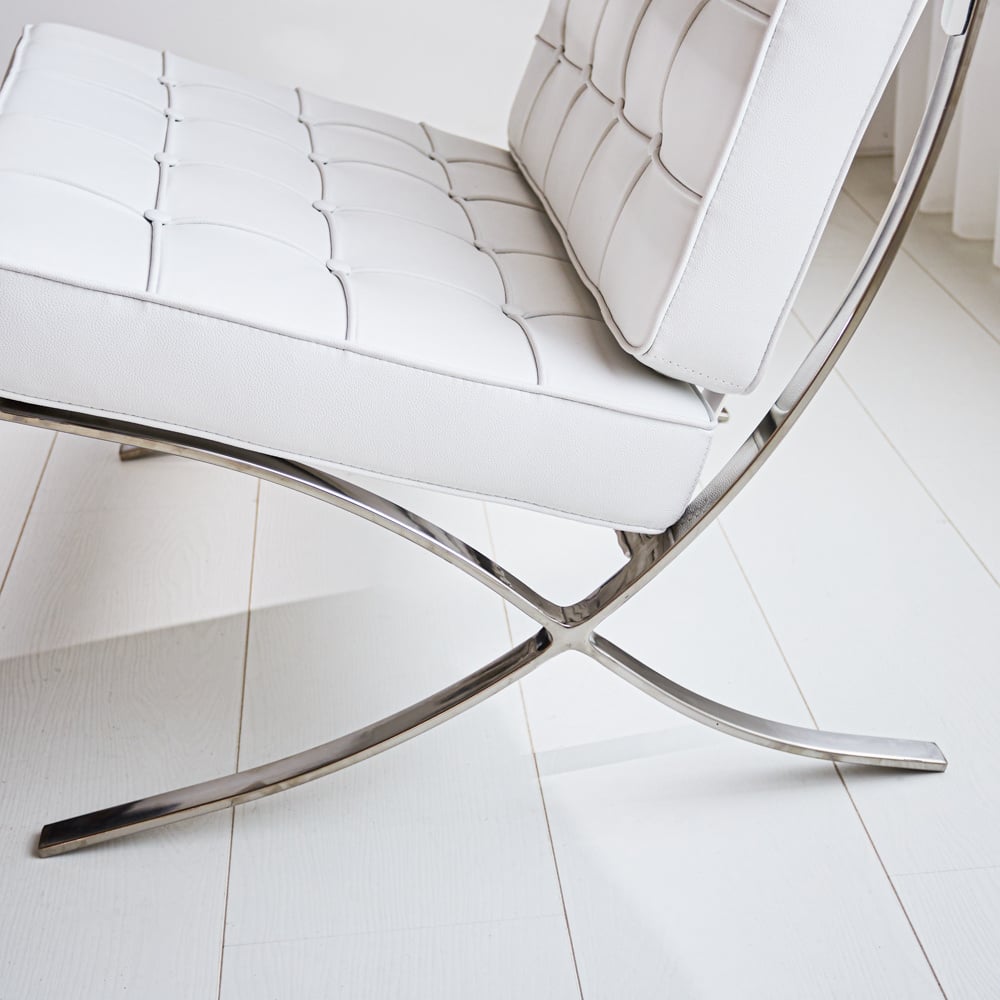 Esposizione di poltrone Dimehouse Bianco LxWxH 80x78x78 Pelle di vacchetta Dettaglio fotografico atmosferico