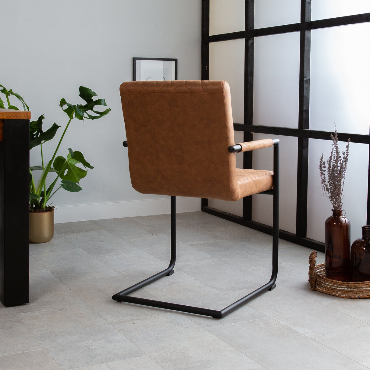 Sedia per sala da pranzo Dean Dimehouse Cognac LxPxH 70x58x57 Tessuto Foto atmosferica diagonale vista posteriore