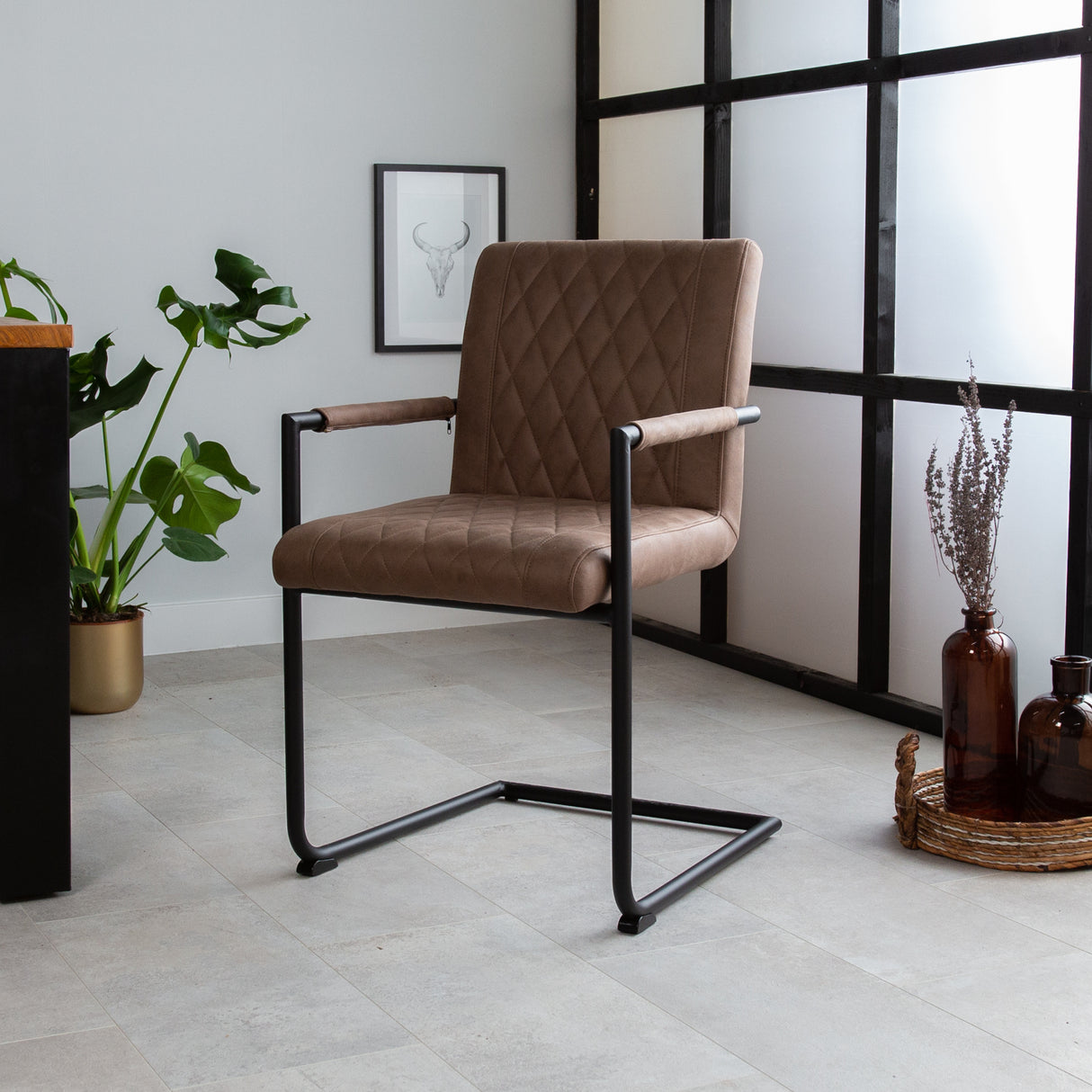 Sedia per sala da pranzo Dean Dimehouse Taupe LxWxH 70x58x57 Tessuto Atmosferica foto diagonale vista frontale