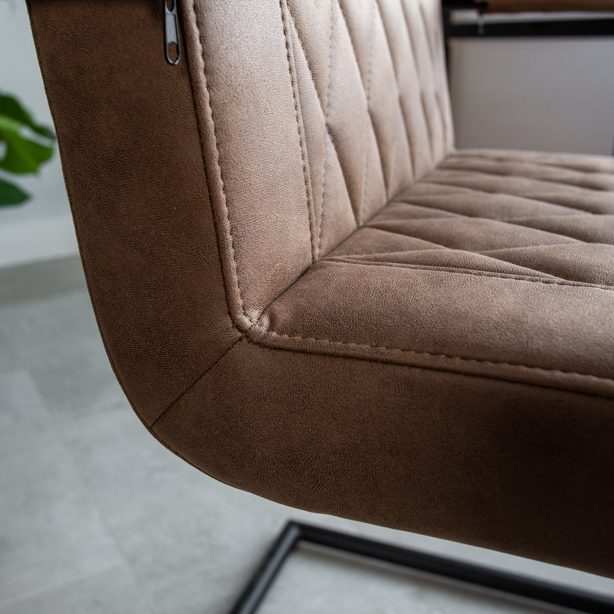 Sedia per sala da pranzo Dean Dimehouse Tortora LxPxH 70x58x57 Tessuto Foto di dettaglio atmosferico