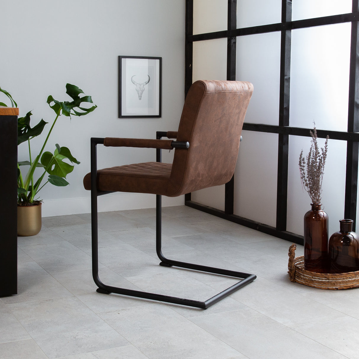 Sedia per sala da pranzo Dean Dimehouse Marrone LxPxH 70x58x57 Tessuto Foto atmosferica diagonale vista posteriore