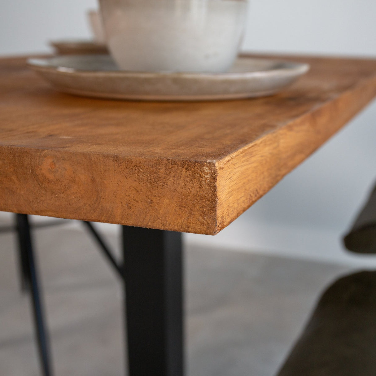 Tavolo da pranzo Tavolo da bistrot Rettangolare Dimehouse Marrone LxPxH 126x76x7 Legno di mango Dettaglio fotografico atmosferico