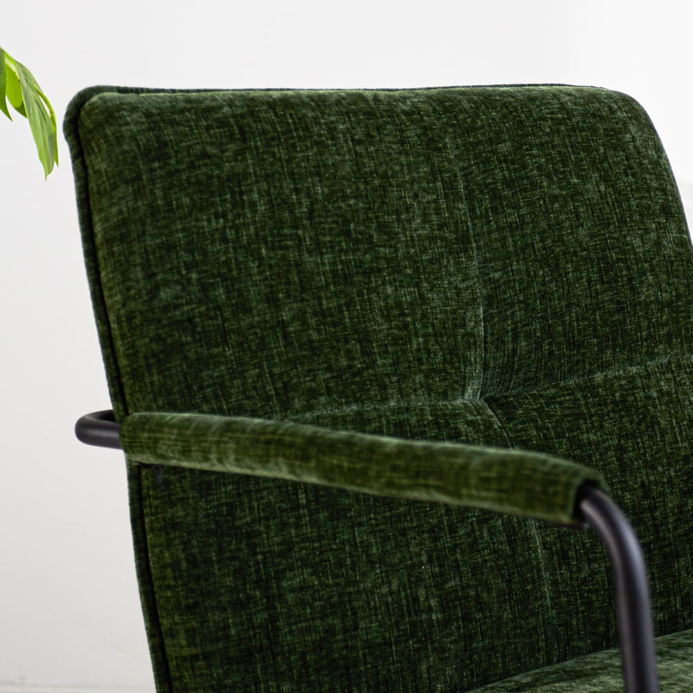 Poltroncina Hailey in ciniglia Dimehouse Tessuto verde scuro LxLxH 66x64x37 Dettaglio fotografico atmosferico