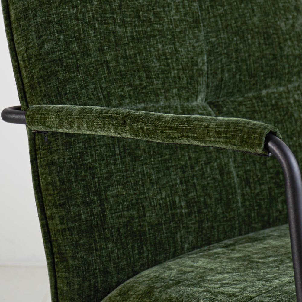 Poltroncina Hailey in ciniglia Dimehouse Tessuto verde scuro LxLxH 66x64x37 Dettaglio fotografico atmosferico