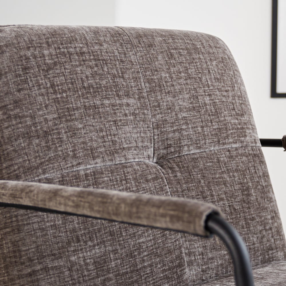 Poltroncina Hailey in ciniglia Dimehouse Tessuto grigio LxPxH 66x64x37 Dettaglio fotografico atmosferico
