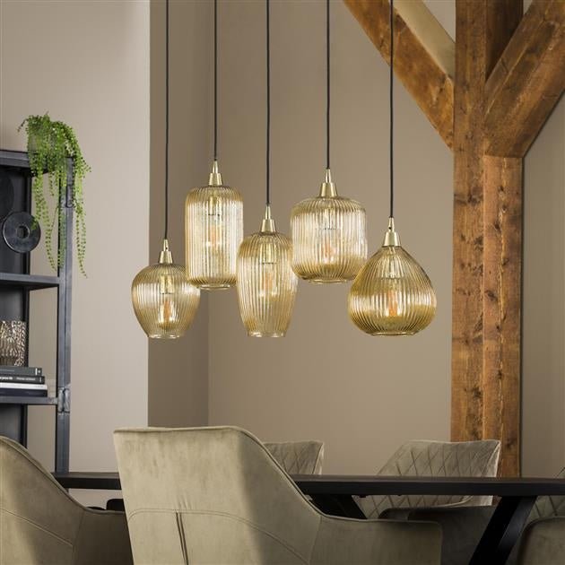 Lampada a sospensione Ella DH Interni Vetro color ambra LxPxH 127x48x27 Vetro color ambra Foto atmosferica vista frontale diagonale