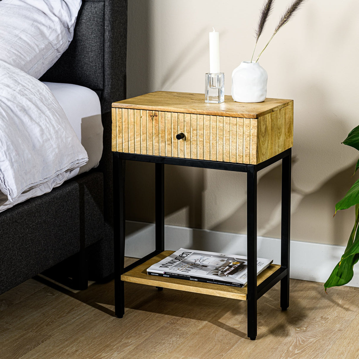 Comodino Noah DH Interior Nero, Marrone Legno di mango Foto atmosferica vista frontale diagonale