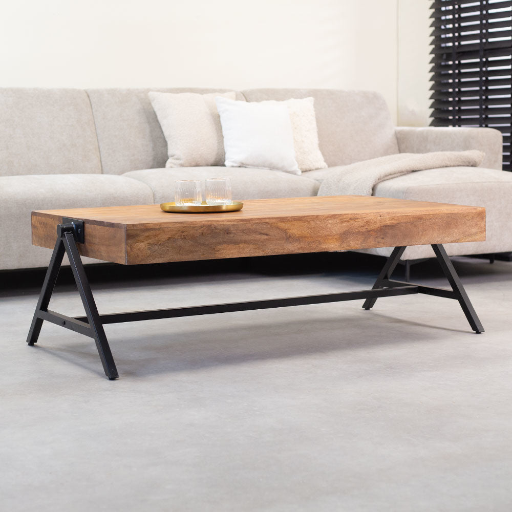 Tavolino Avia Dimehouse Marrone LxPxH 125x80x16 Legno di mango Foto atmosferica vista frontale diagonale