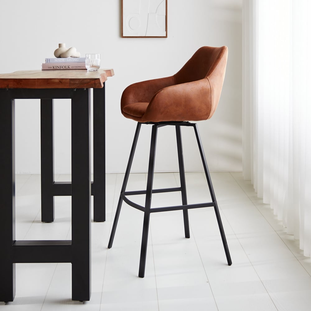 Sgabello bar Elise Ecopelle Dimehouse Cognac LxPxH 88x61x54 Ecopelle Foto atmosferica vista laterale