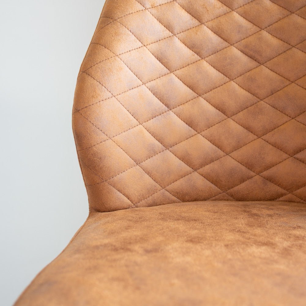 Sgabello da bar Grizzly Dimehouse Cognac LxLxH 65x56x52 Microfibra Foto di dettaglio atmosferico