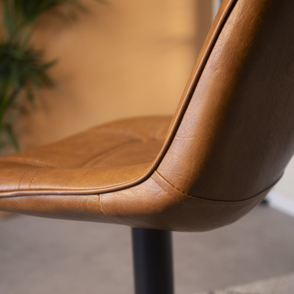 Sgabello da bar Jason Dimehouse Cognac LxLxH 82x52x39 Ecopelle Dettaglio fotografico atmosferico