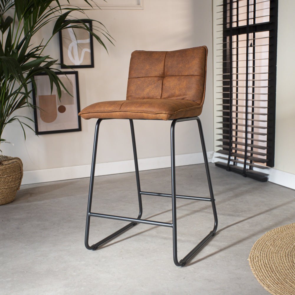 Sgabello da bar Jelle Dimehouse Cognac LxPxH 63x56x49 Microfibra Foto atmosferica diagonale vista frontale