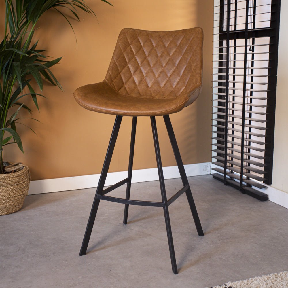 Sgabello Giunone Dimehouse Cognac LxPxH 86x56x56 Ecopelle Foto atmosferica vista diagonale frontale