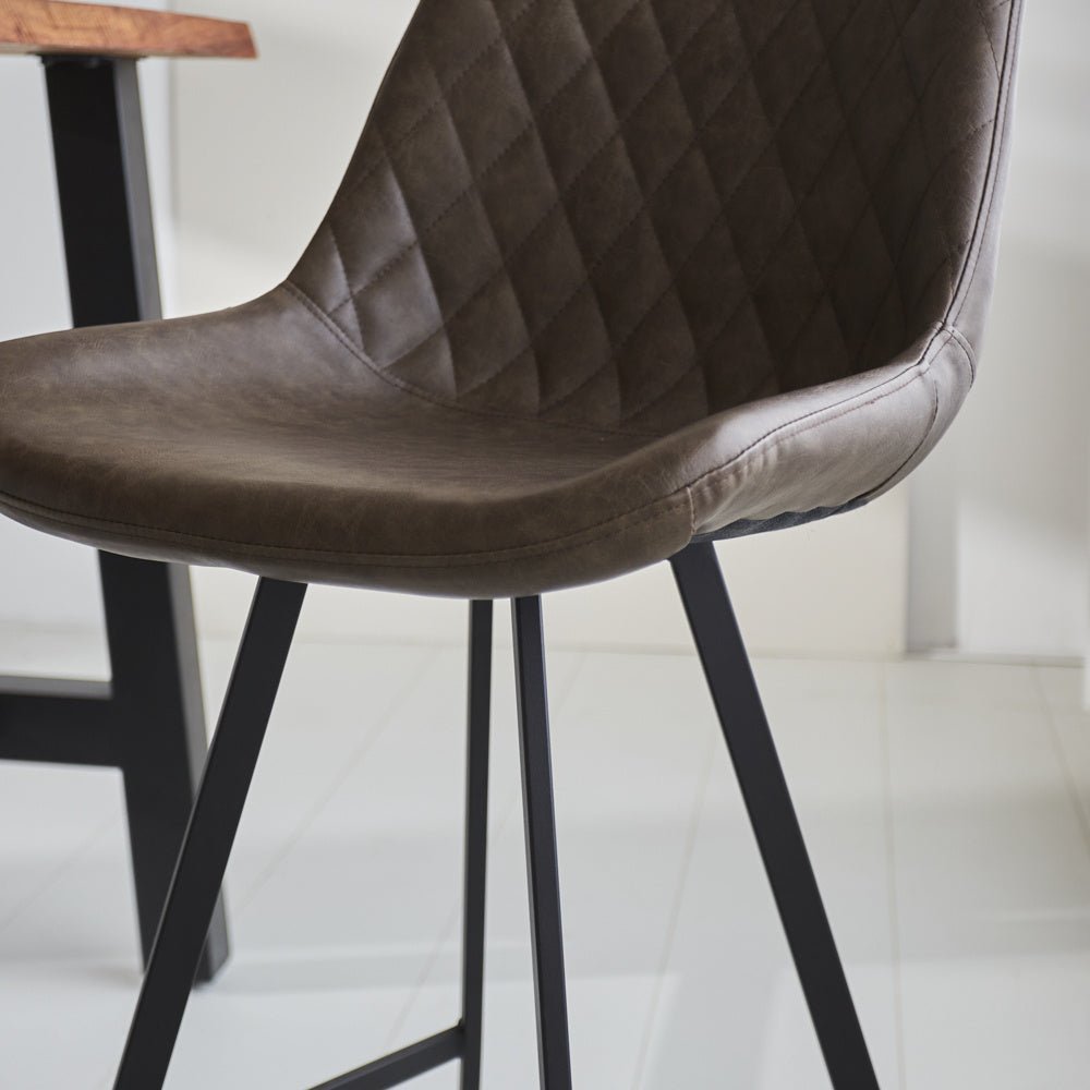 Sgabello Giunone Dimehouse Tortora LxPxH 86x56x56 Ecopelle Dettaglio fotografico atmosferico