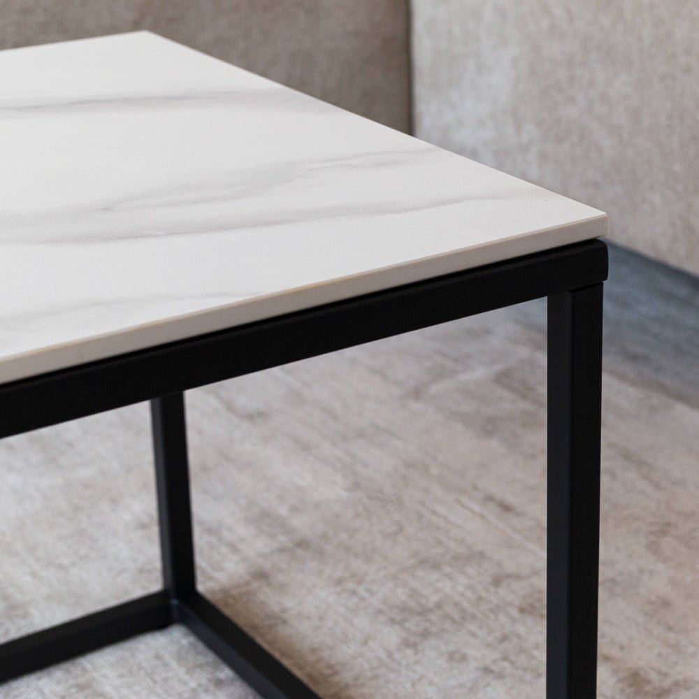 Tavolino Fien Dimehouse Bianco LxPxH 63x63x10 Pietra sinterizzata Dettaglio fotografico atmosferico