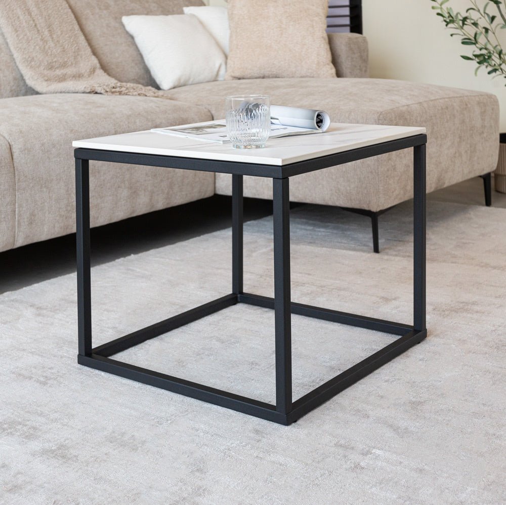 Tavolino Fien Dimehouse Bianco LxPxH 63x63x10 Pietra sinterizzata Foto suggestiva vista diagonale frontale