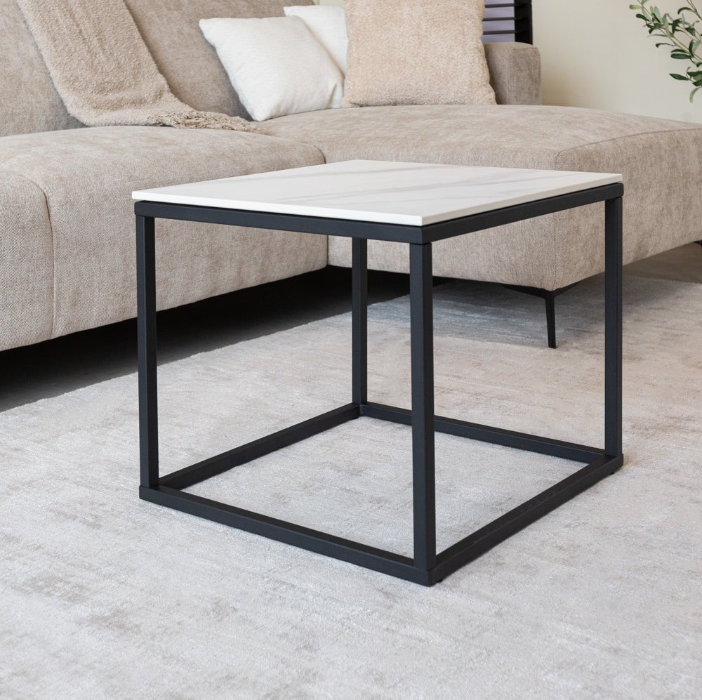Tavolino Fien Dimehouse Bianco LxPxH 63x63x10 Pietra sinterizzata Foto suggestiva vista diagonale frontale