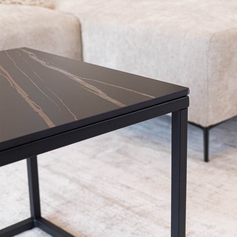 Tavolino Fien Dimehouse Nero LxPxH 63x63x10 Pietra sinterizzata Dettaglio fotografico atmosferico