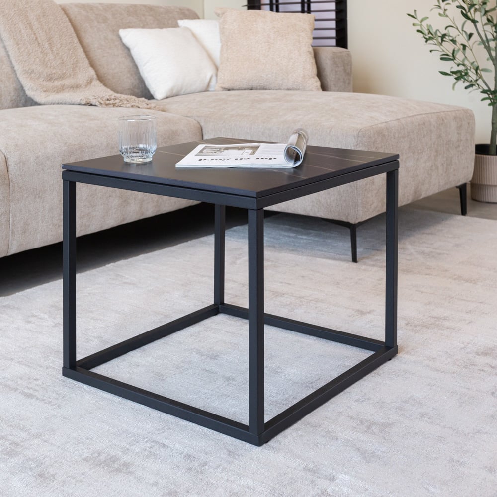 Tavolino Fien Dimehouse Nero LxPxH 63x63x10 Pietra sinterizzata Foto atmosferica vista frontale diagonale