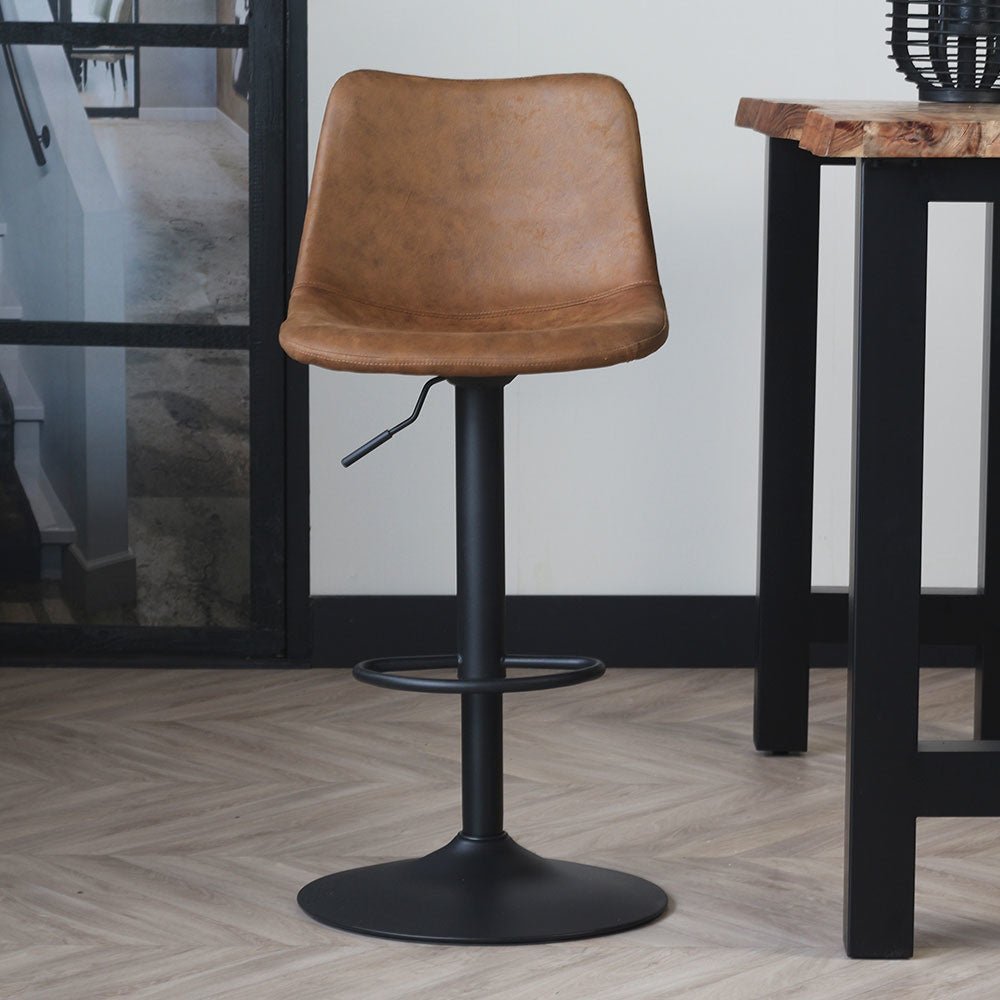 Sgabello da bar Boran Dimehouse Cognac LxPxH 55x54x53 Ecopelle Foto atmosferica vista frontale