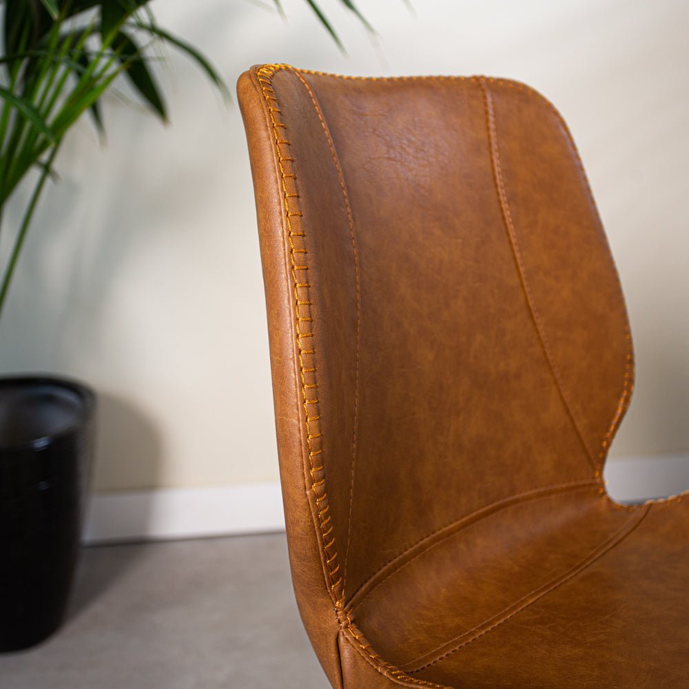 Sedia per sala da pranzo Barry Dimehouse Cognac LxPxH 69x66x48 Ecopelle Dettaglio fotografico atmosferico