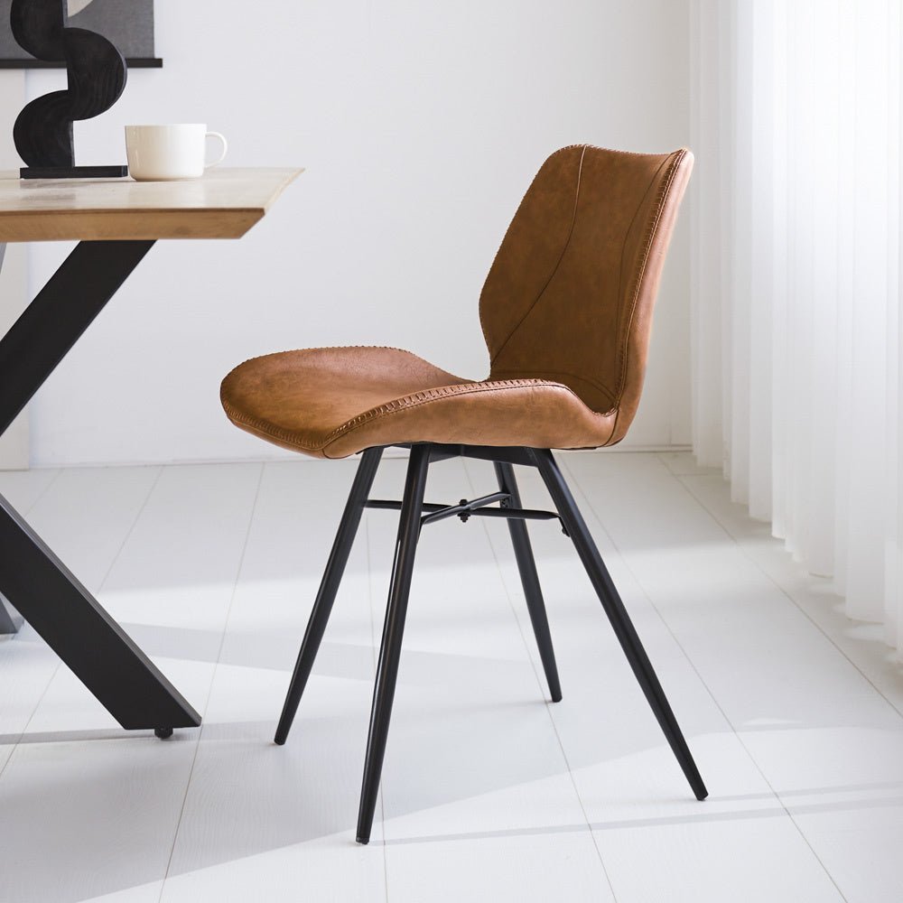 Sedia per sala da pranzo in pelle artificiale Beau Dimehouse Cognac LxPxH 72x68x50 Ecopelle Foto atmosferica vista laterale