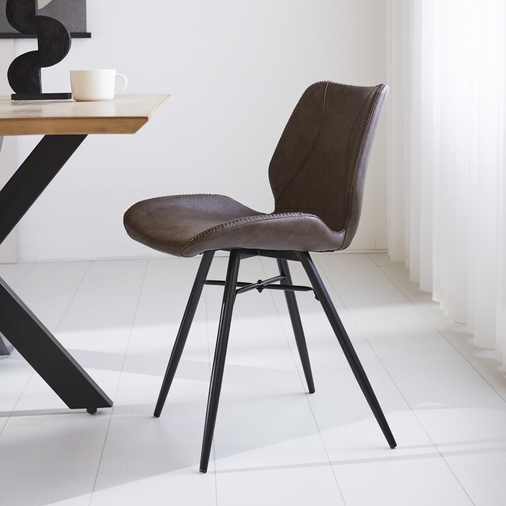 Sedia per sala da pranzo in pelle artificiale Beau Dimehouse Tortora LxPxH 72x68x50 Ecopelle Foto atmosferica vista laterale