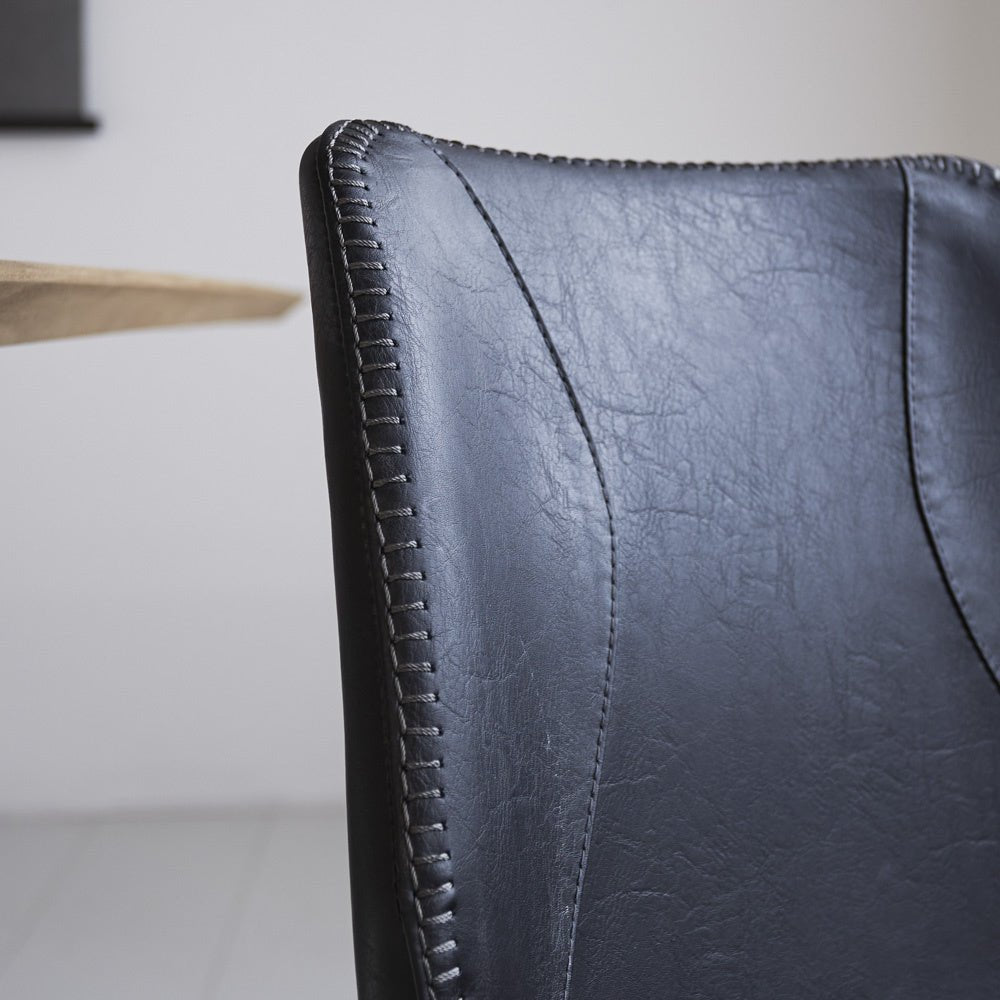 Sedia per sala da pranzo in pelle artificiale Beau Dimehouse Nero LxWxH 72x68x50 Ecopelle Dettaglio fotografico atmosferico