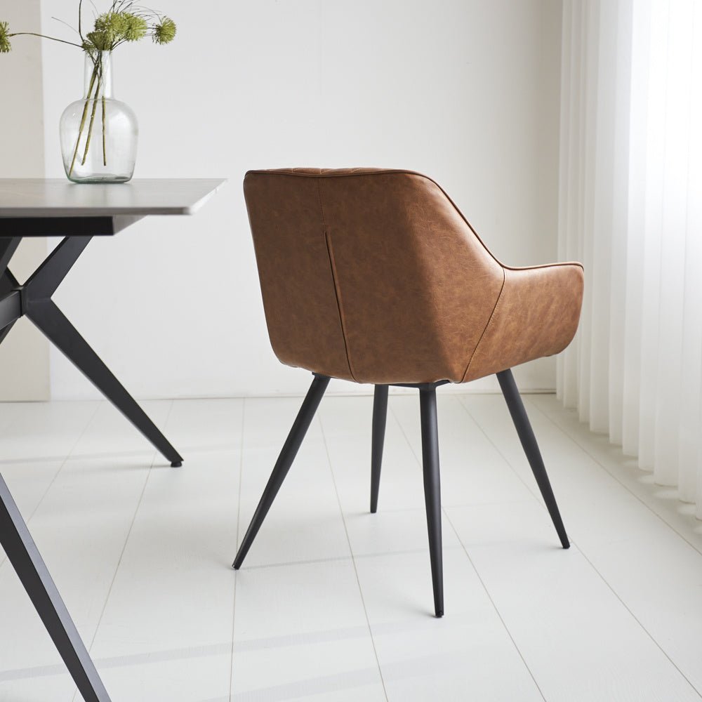 Sedia per sala da pranzo Cara Dimehouse Cognac LxPxH 78x65x57 Ecopelle Foto atmosferica diagonale vista posteriore
