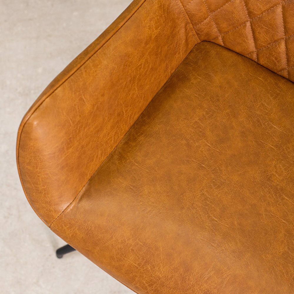 Sedia per sala da pranzo Gian Dimehouse Cognac LxPxH 73x65x50 Ecopelle Dettaglio fotografico atmosferico