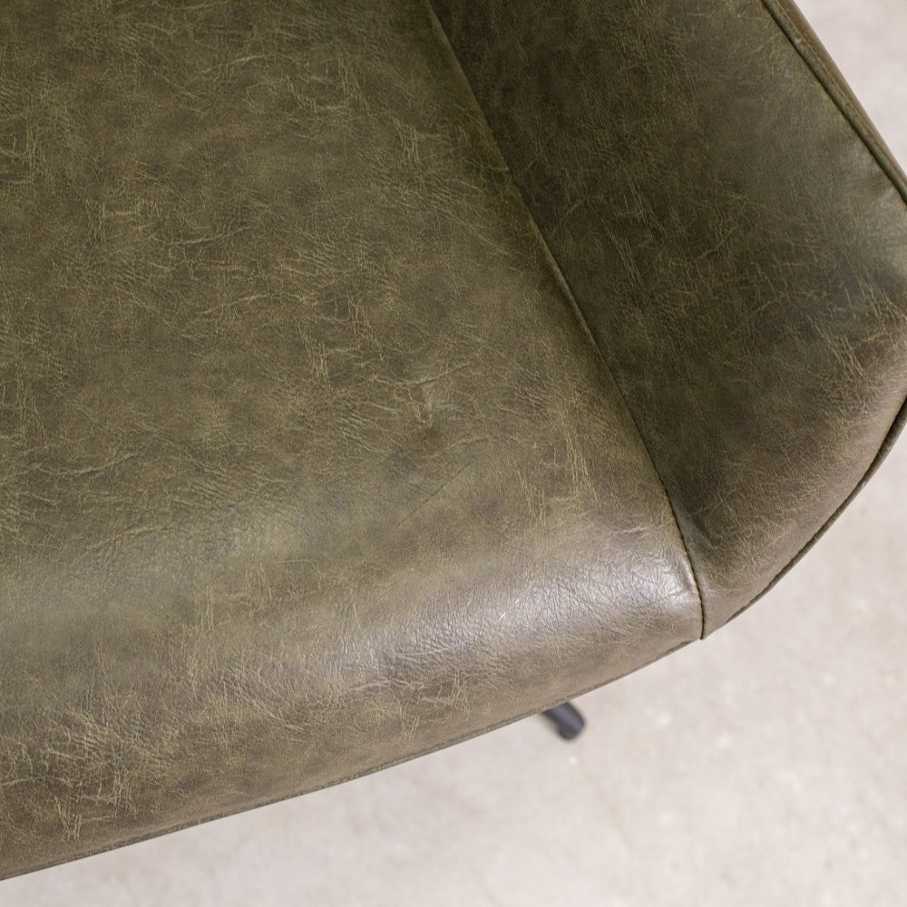 Sedia per sala da pranzo Gian Dimehouse Verde LxPxH 73x65x50 Ecopelle Dettaglio fotografico atmosferico