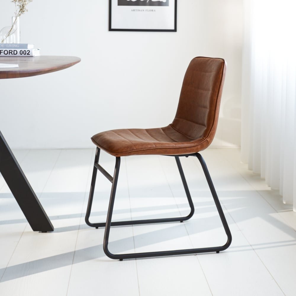 Sedia per sala da pranzo Mark Dimehouse Cognac LxPxH 74x56x54 Ecopelle Foto atmosferica vista laterale