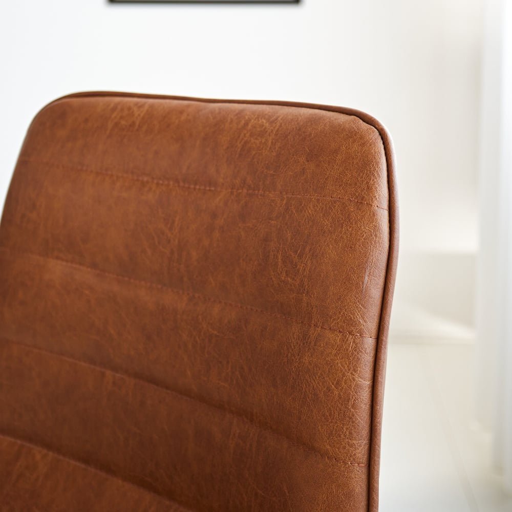 Sedia per sala da pranzo Mark Dimehouse Cognac LxLxH 74x56x54 Ecopelle Dettaglio fotografico atmosferico