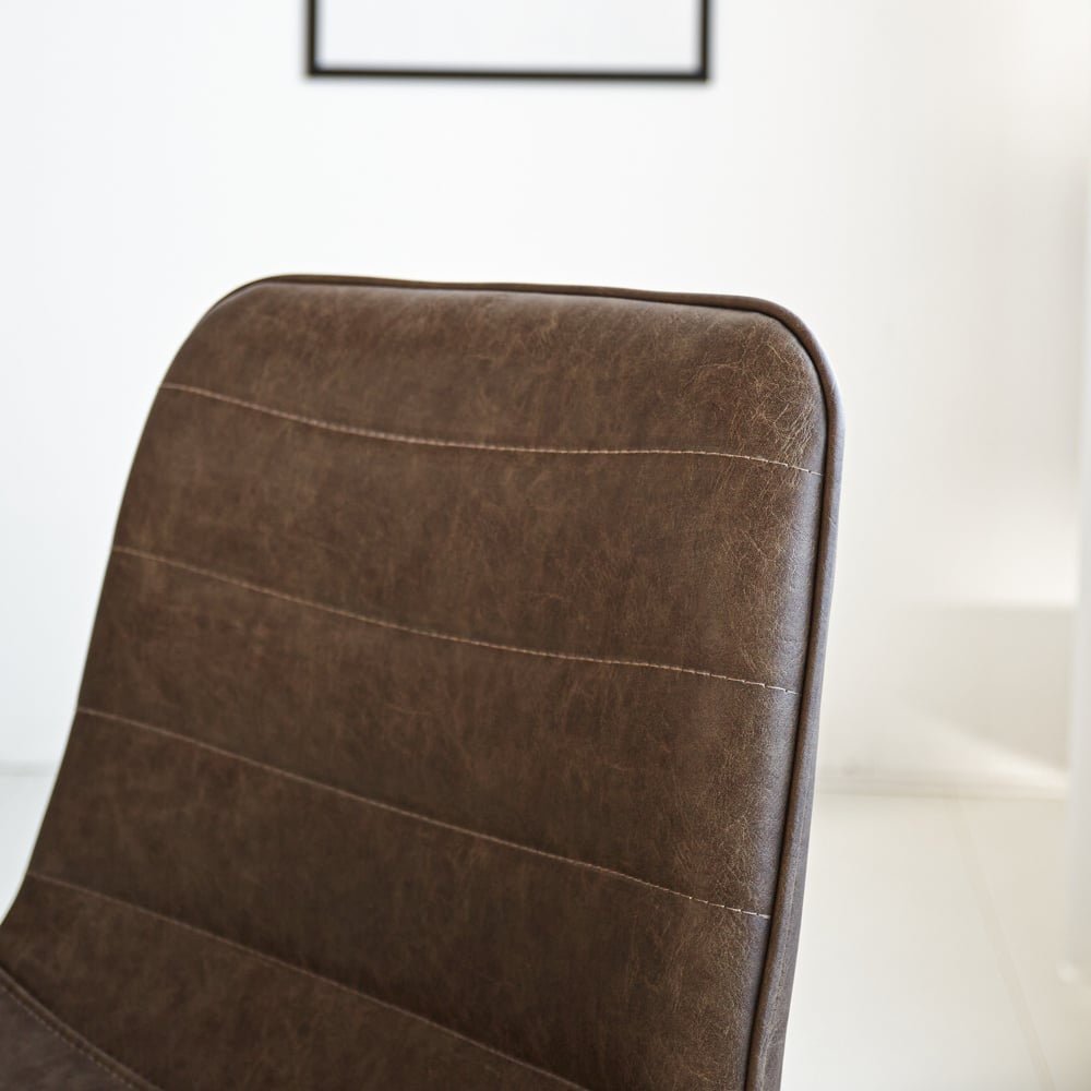 Sedia per sala da pranzo Mark Dimehouse Taupe LxWxH 74x56x54 Ecopelle Dettaglio fotografico atmosferico