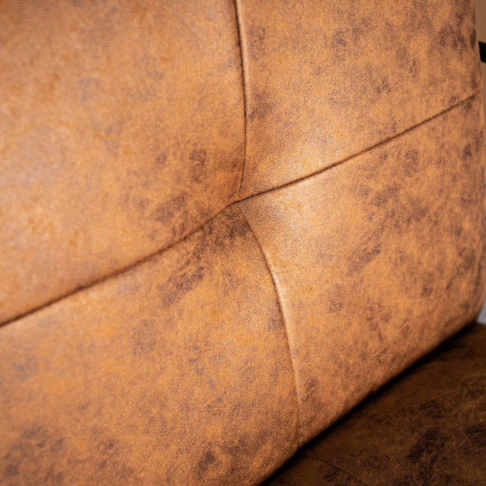 Poltroncina Hailey in ecopelle Dimehouse Cognac LxPxH 66x64x37 Ecopelle Atmosfera foto diversa