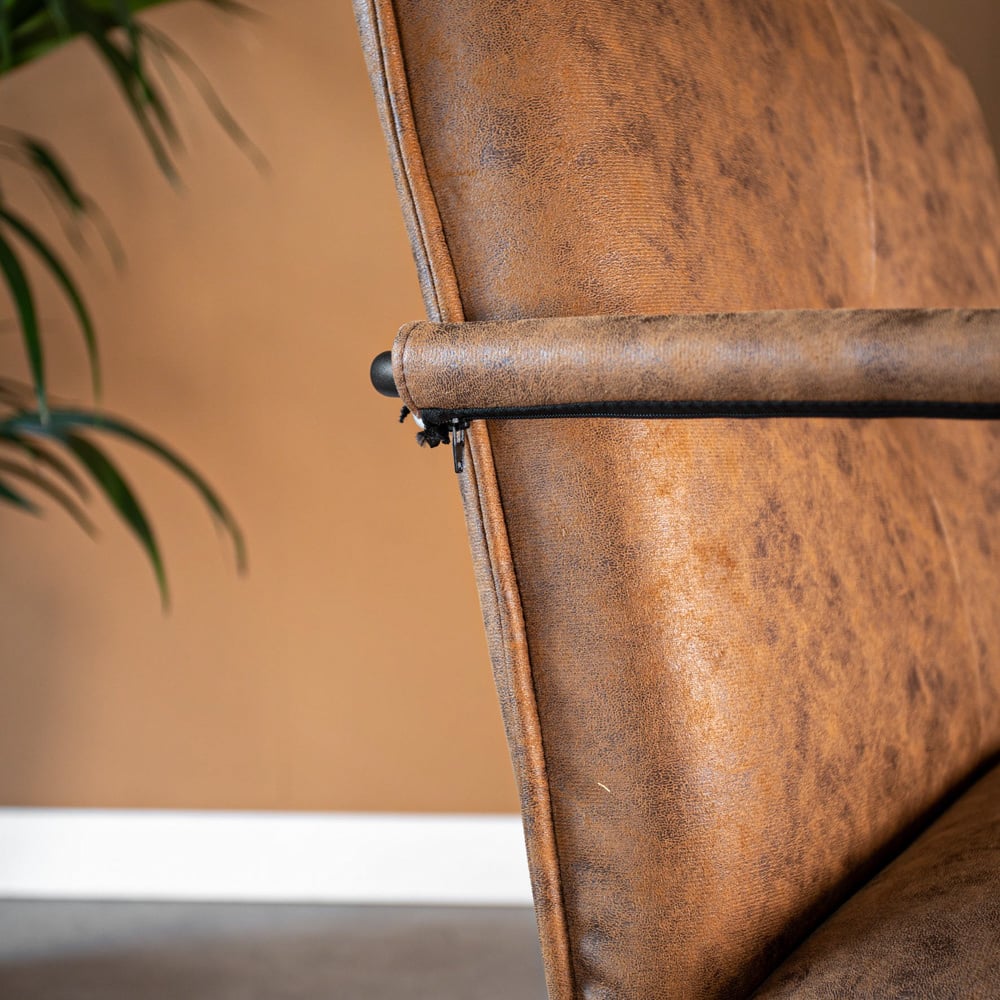 Poltroncina Hailey in ecopelle Dimehouse Cognac LxLxH 66x64x37 Ecopelle Atmosferica dettaglio fotografico